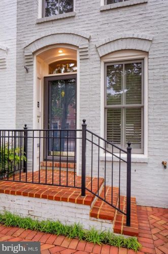 711 Carpenter Rd, Alexandria, VA 22314-6227