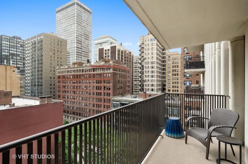 200 Delaware Pl, Chicago IL  60611-1798 exterior