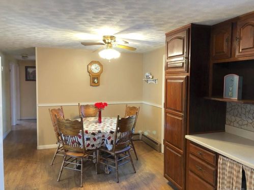 17 Sam St, Enfield CT 06082-5717 exterior