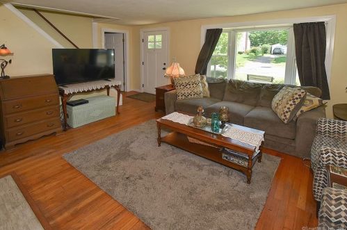 20 Grand St, Enfield CT 06082-4627 exterior