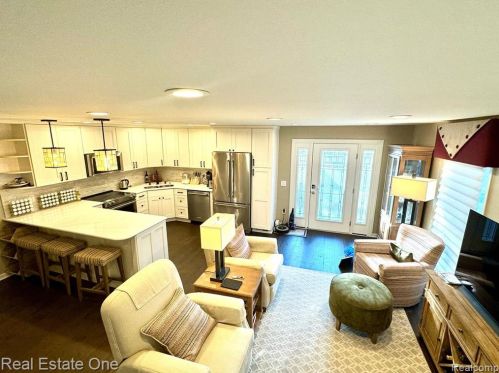 252 1st St, Rochester, MI 48307-2600