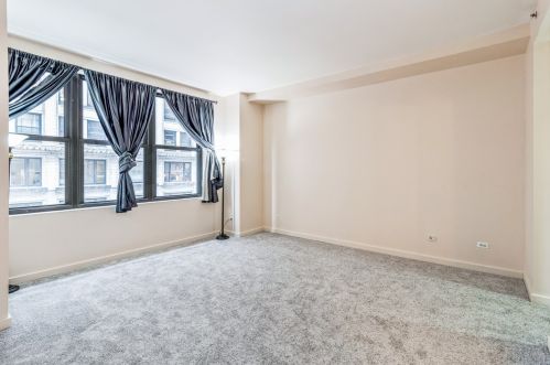 5 Wabash Ave, Chicago IL  60603-3000 exterior