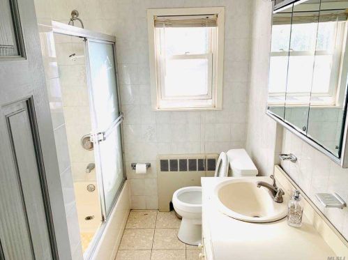 184 Dean St, Valley Stream NY 11580-4911 exterior