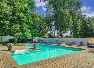 8 White Spruce Cir, Commack NY 11725-4323 exterior