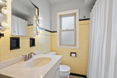 1817 53, Milwaukee WI 53208-1759 exterior