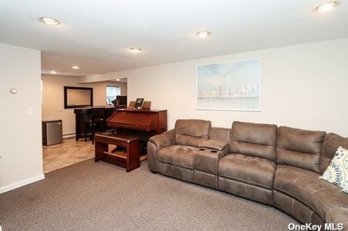 12 Evans Ct, Huntington Station NY exterior