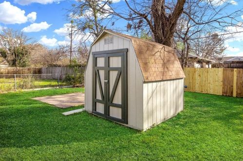 2850 Fls Dr, Dallas TX 75211-9008 exterior