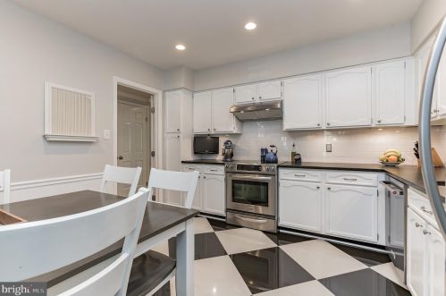 1122 Kensington Rd, Mc Lean VA 22101-2918 exterior