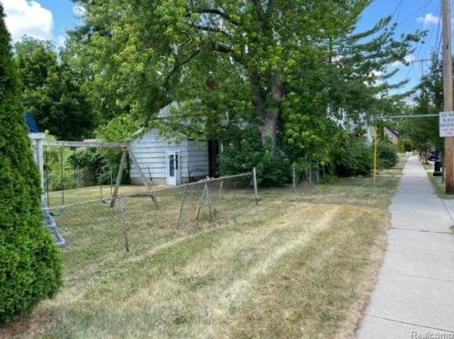 105 Elizabeth St, Fenton, MI 48430-2389