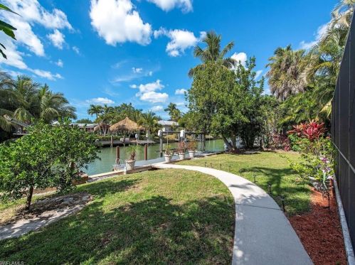 1550 Sandpiper St, Naples FL 34102-1595 exterior