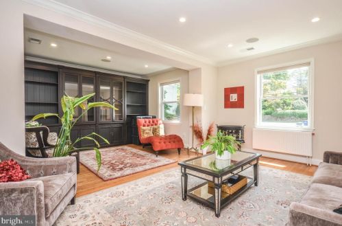 4963 Crescent St, Bethesda MD  20816-1722 exterior