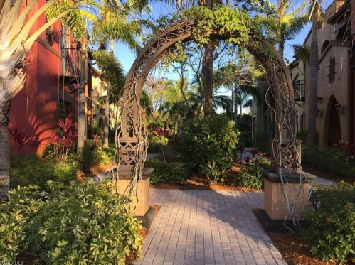 9126 Chula Vista St, Naples, FL 12304-3277