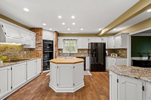 1521 Candlewood Dr, Pittsburgh PA  15241-2909 exterior