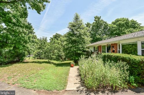 5615 Chase Ct, Alexandria VA 22312-6318 exterior