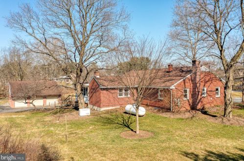 564 Lampeter Rd, Lancaster PA  17602-4010 exterior