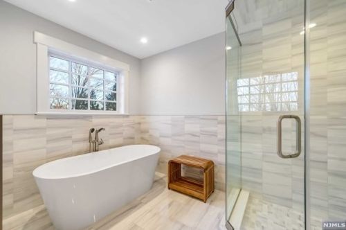 81 Trommel Dr, Mahwah NJ 07430-1533 exterior