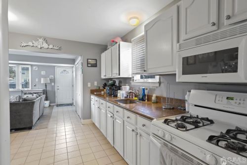 79 Bay Ave, Middletown NJ 07748-5711 exterior