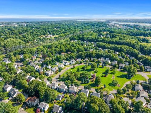 31 Lookout Hl Rd, Milford CT 06461-1878 exterior