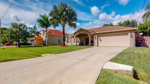 2081 Burlington St, Fort Pierce FL  34984-4350 exterior