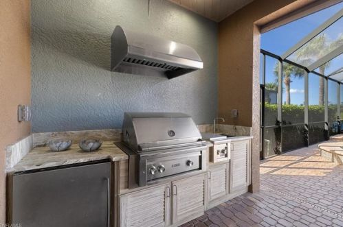 8761 Mustang Is Cir, Naples FL 34113-1640 exterior