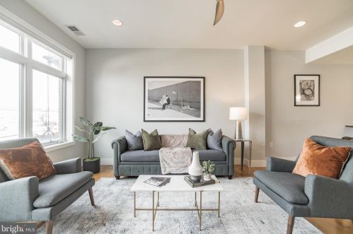 112 Market St, Philadelphia, PA 19106-3006