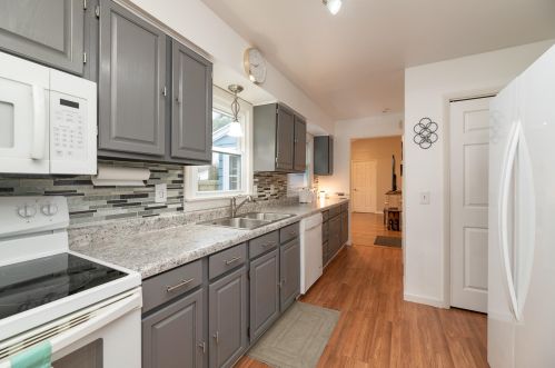 2721 Hemlock Ave, Kalamazoo, MI 49024-1157