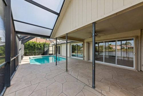 3637 Kent Dr, Naples FL 34112-3738 exterior