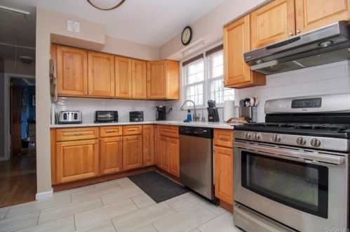 2542 Bouck Ave, Bronx NY 10469-5710 exterior