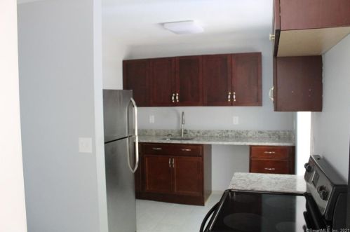 65 High St, Vernon CT 06066-3638 exterior