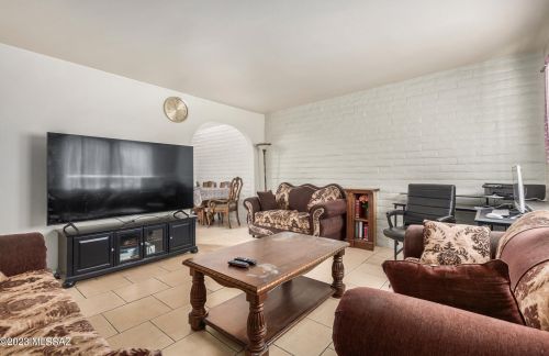 6742 Hawk Dr, Tucson AZ 85730-3247 exterior