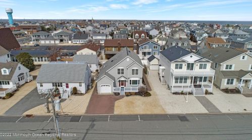 19 New Jersey Ave, Lavallette NJ 08735-2528 exterior