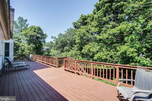 9400 Fox Hollow Dr, Rockville MD 20854-2083 exterior