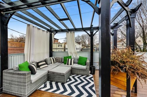 3831 Ravenswood Ave, Chicago IL 60613-2419 exterior