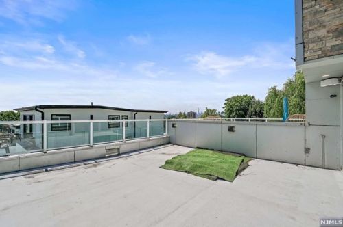 24 Casta Ln, Edgewater NJ 07020-1504 exterior