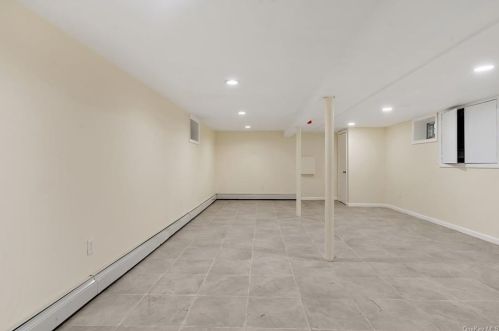 4256 Byron Ave, Bronx NY 10466-1516 exterior