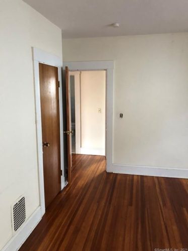 8 Ave, Derby CT 06418-1619 exterior