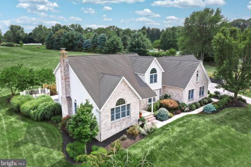 2287 Fox Chase Dr, Hanover, PA 17331-8558