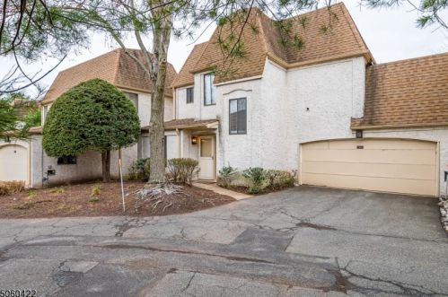 71 Park Gate Dr, Edison NJ  08820-4032 exterior