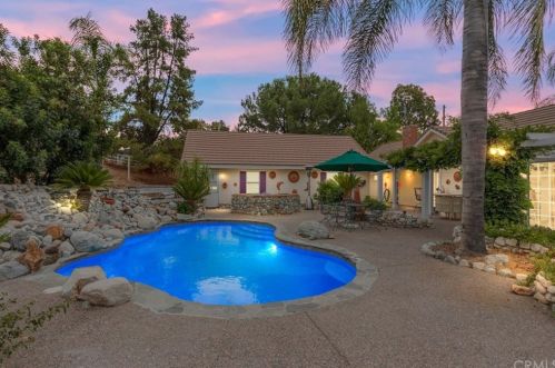 38325 De Portola Rd, Temecula CA 92592-8984 exterior