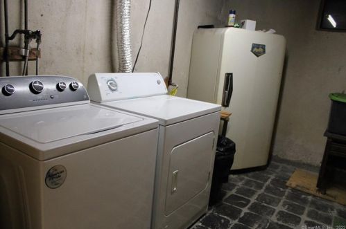 12 Linda Ln, Enfield CT exterior