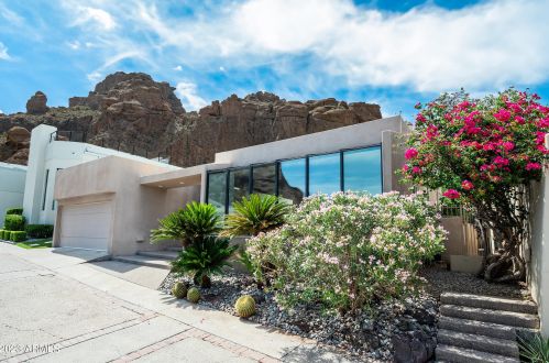 5761 Echo Canyon Cir, Phoenix AZ  85018-1270 exterior