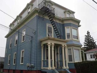 81 Dover St, Providence, RI 02908-4418