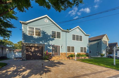 921 Barry Dr, Valley Stream, NY 11580-1565