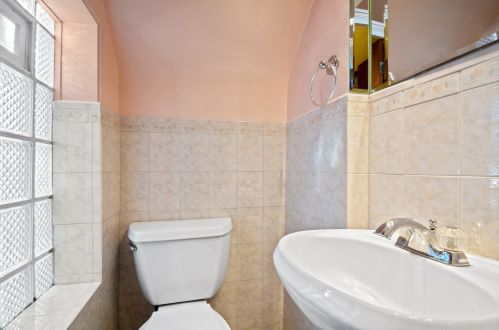 5911 Drake Ave, Chicago IL 60659-2204 exterior