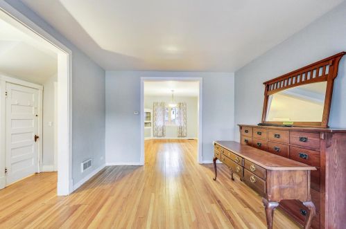 1832 Estes Ave, Chicago IL 60645-2904 exterior