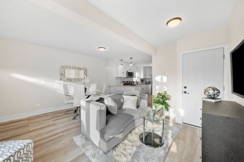 8642 Kingston Ave, Chicago IL  60617-2439 exterior