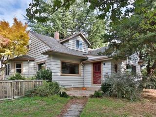 7005 Morrison St, Portland, OR 97215-2149