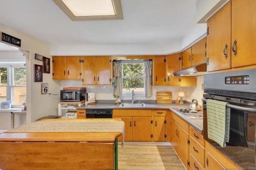 75 Boylston St, Meriden CT 06450-4737 exterior