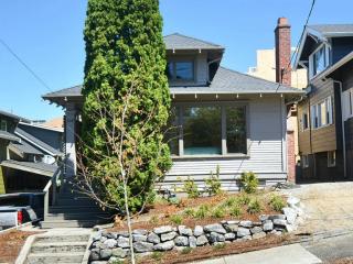 918 Howe St, Seattle WA  98119-2955 exterior