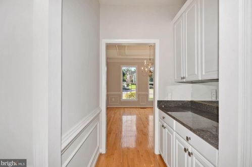 6149 Cobbs Rd, Alexandria VA 22310-1647 exterior